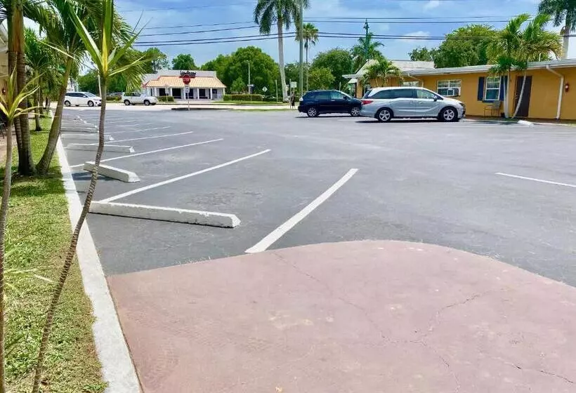 Glades Motel   Naples