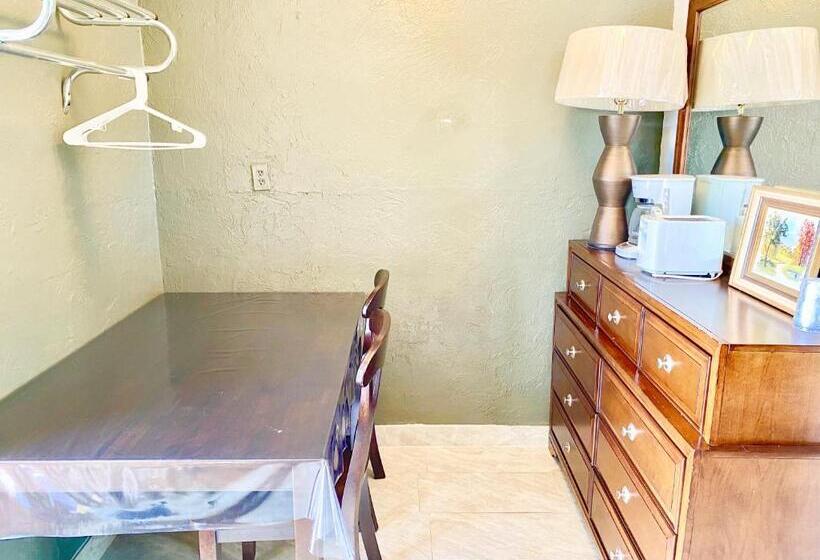 Glades Motel   Naples