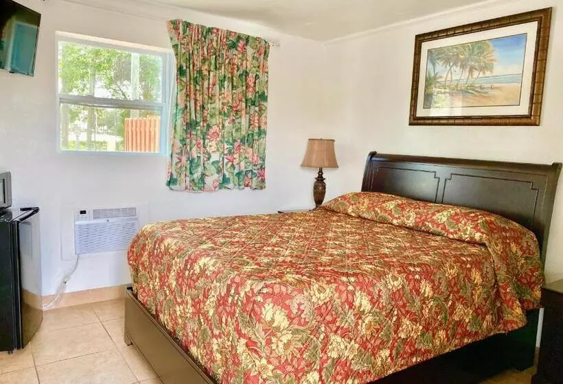 Glades Motel   Naples