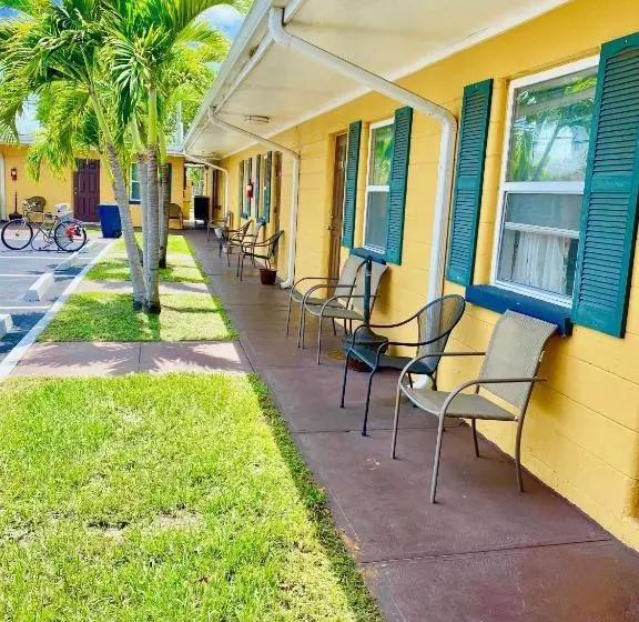 Glades Motel   Naples