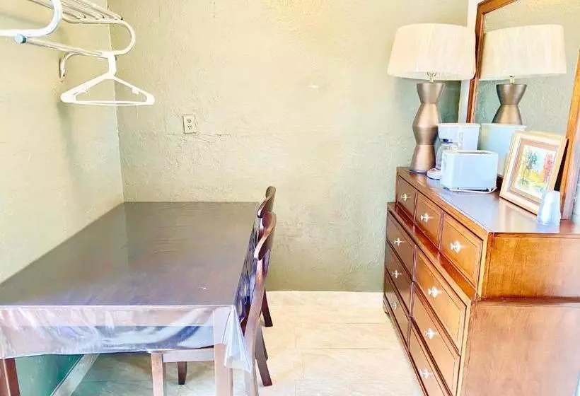 Glades Motel   Naples