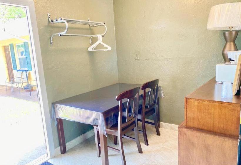 Glades Motel   Naples