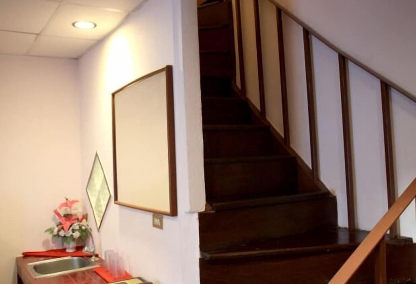 בית מלון כפרי Karon Cafe  Inn