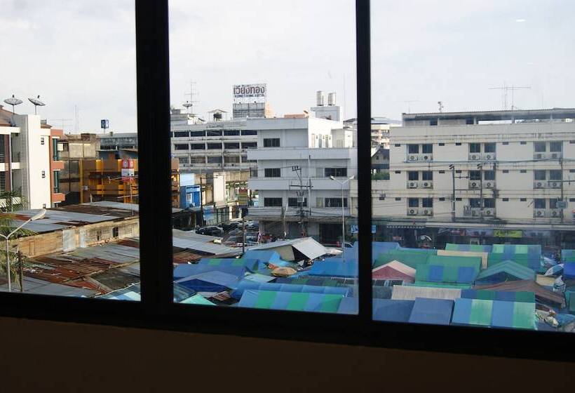 호텔 The City House