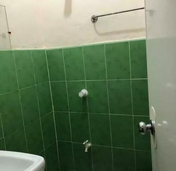 Retkeilymaja Edem Tourist Inn Malapascua