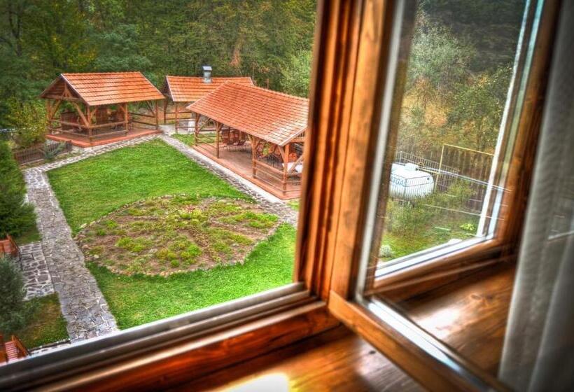 Schronisko Csíki Határ Fogadó/ Hanul Hotarul Ciucului