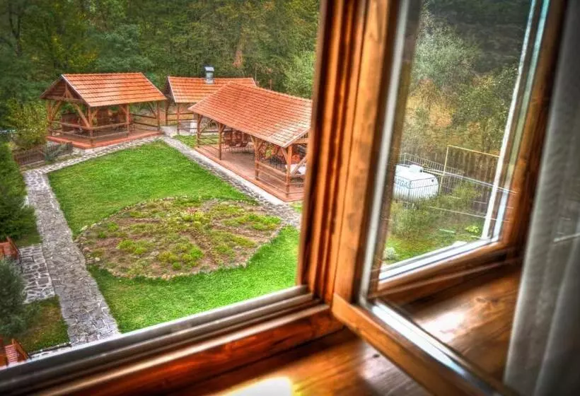 Retkeilymaja Csíki Határ Fogadó/ Hanul Hotarul Ciucului