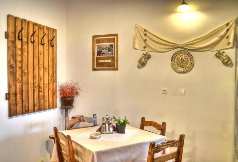 Retkeilymaja Csíki Határ Fogadó/ Hanul Hotarul Ciucului