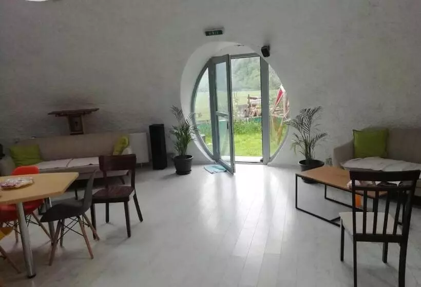 ペンション Domurile Din Zărnești