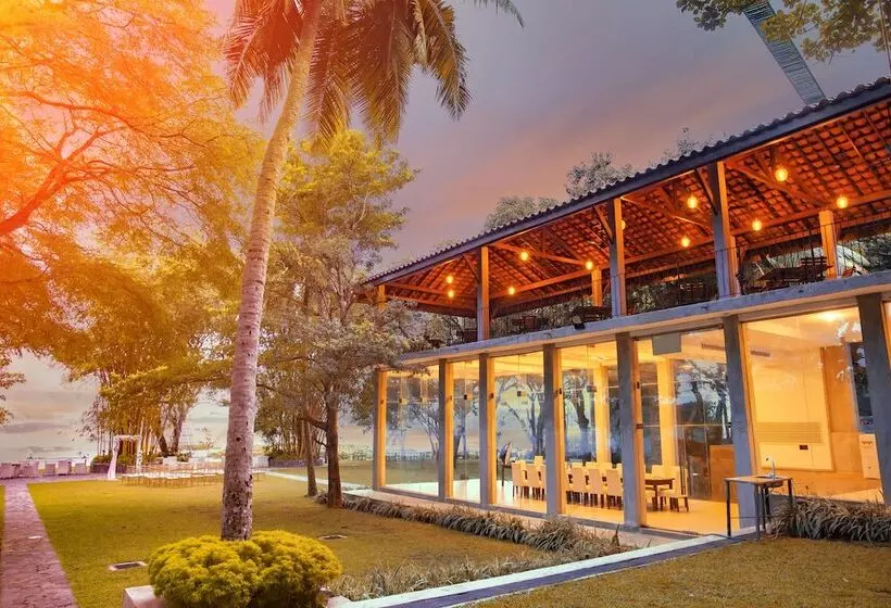 Thotupola Lakeside Resort