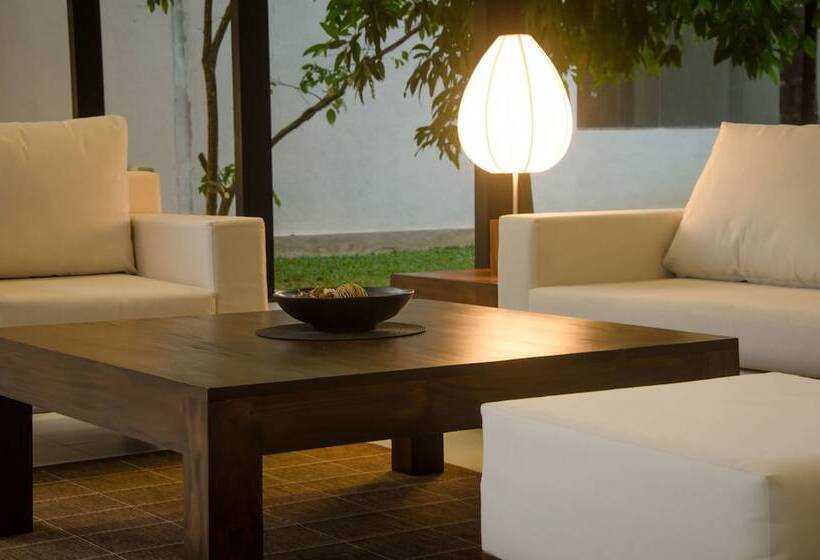 Thotupola Lakeside Resort