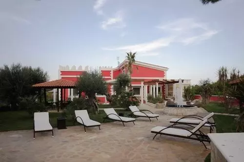 Hotelli La Maison Rouge Resort