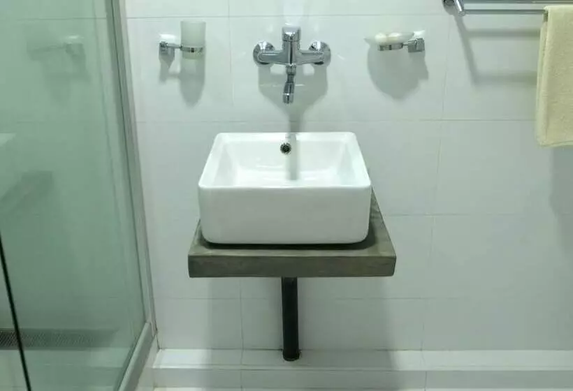 Hotel Reggie S Guesthouse