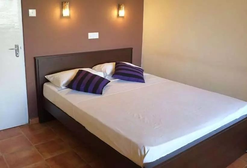 Hotel Reggie S Guesthouse