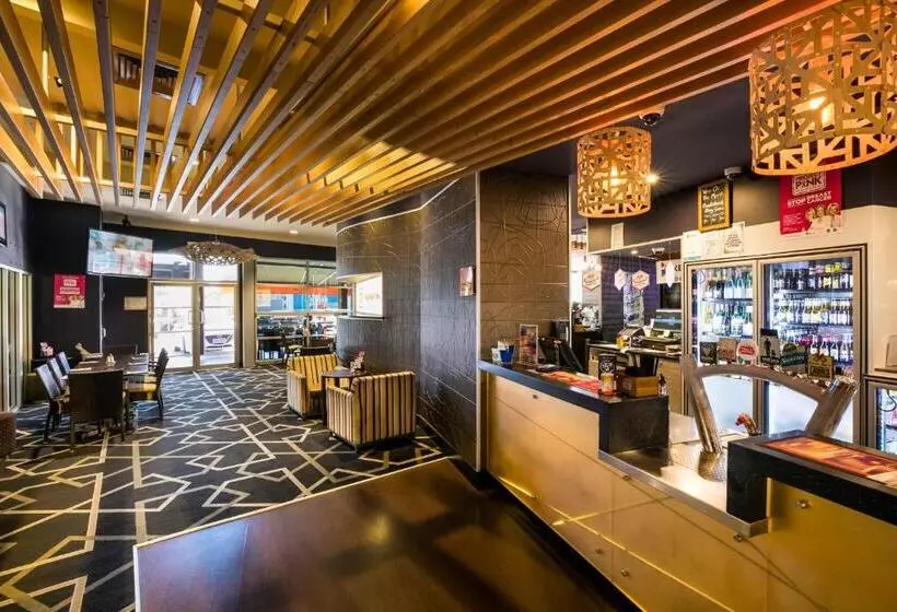 מוטל Nightcap At Golden Beach Tavern