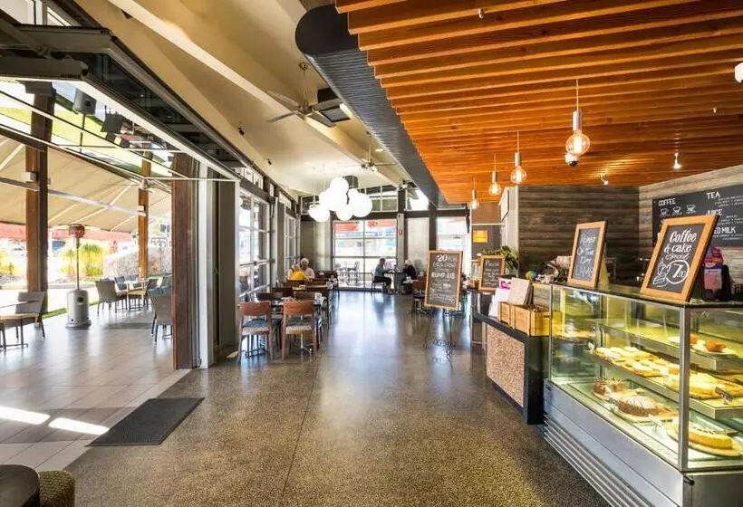 מוטל Nightcap At Golden Beach Tavern