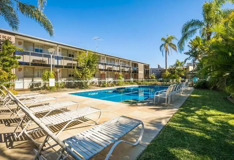 מוטל Nightcap At Golden Beach Tavern