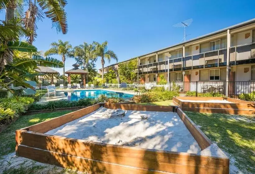 מוטל Nightcap At Golden Beach Tavern