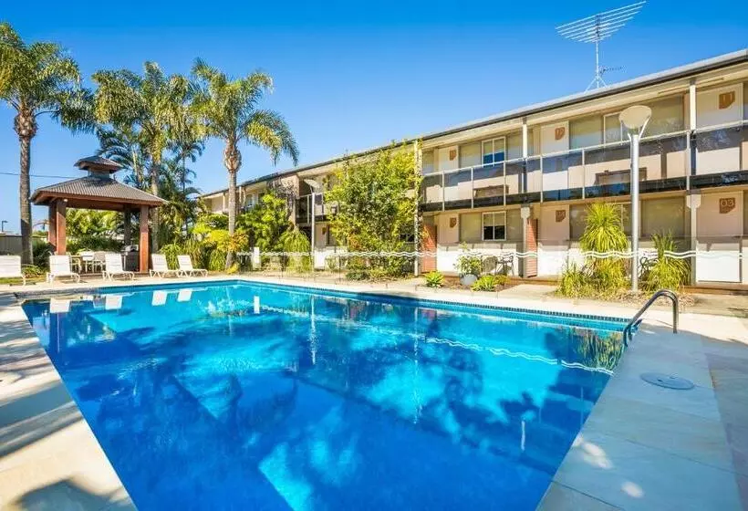 מוטל Nightcap At Golden Beach Tavern