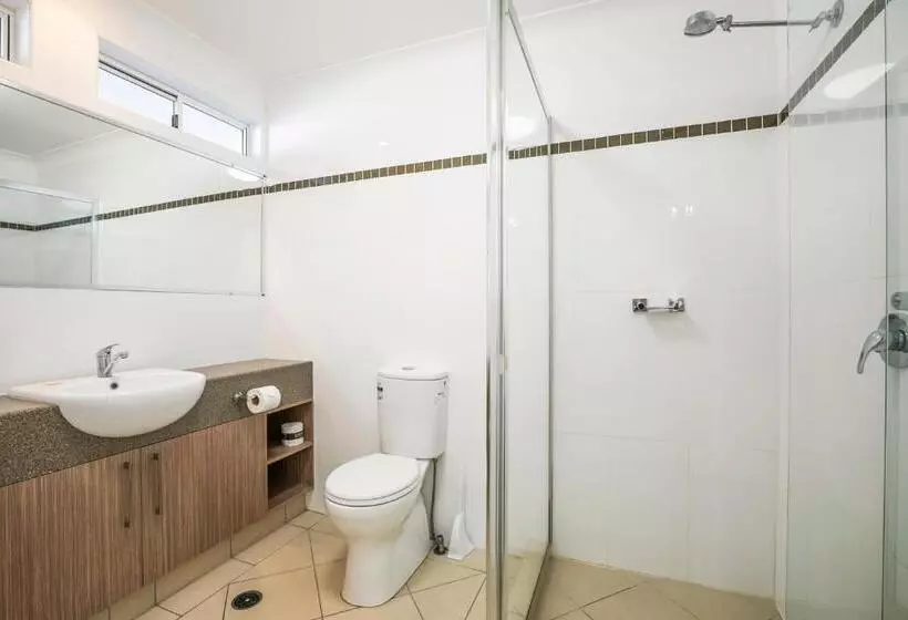 מוטל Nightcap At Golden Beach Tavern