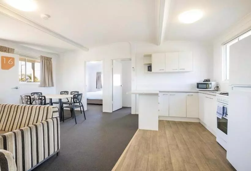 מוטל Nightcap At Golden Beach Tavern