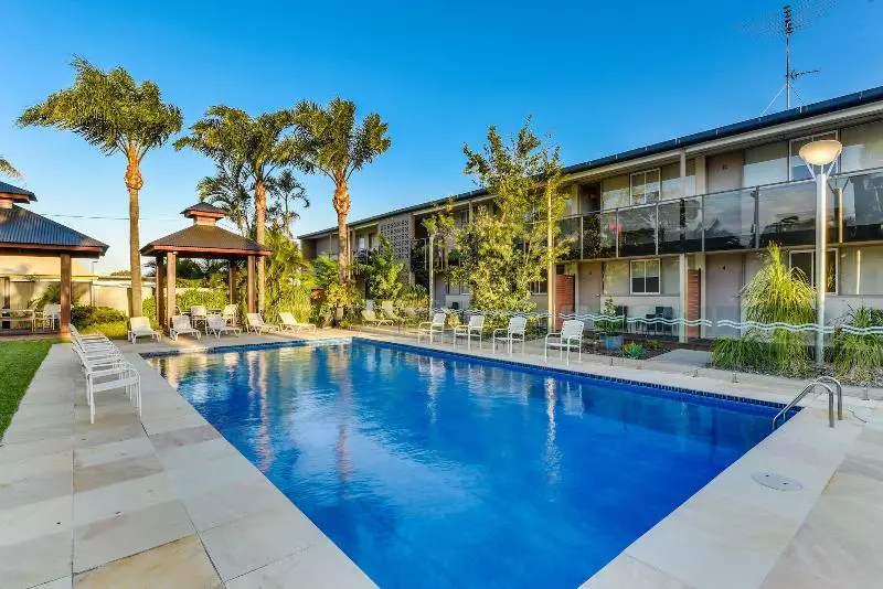 מוטל Nightcap At Golden Beach Tavern