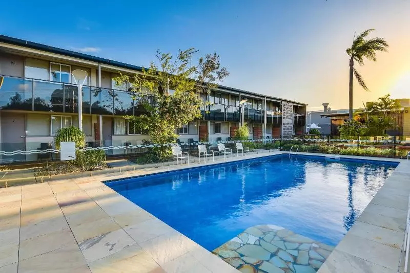 מוטל Nightcap At Golden Beach Tavern