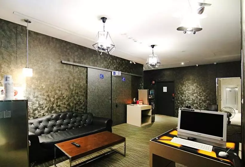 Next Taipei Hostelmain Station