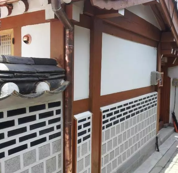 הוסטל The Place Seoul Hanok Guesthouse