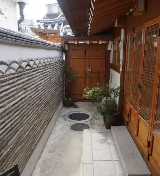 הוסטל The Place Seoul Hanok Guesthouse