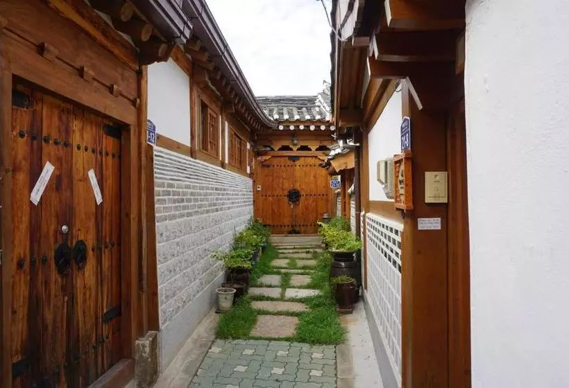 הוסטל The Place Seoul Hanok Guesthouse