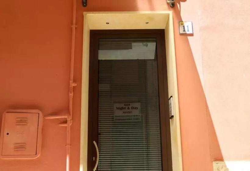 تختخواب و صبحانه Night & Day