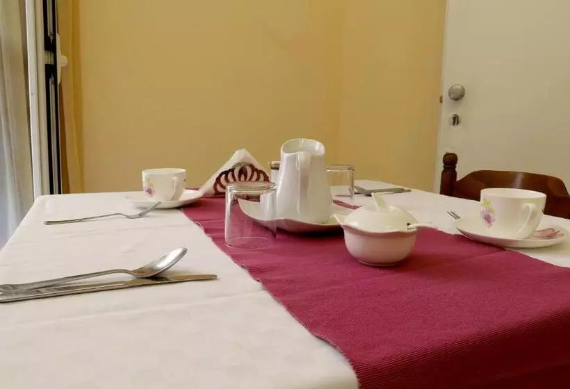 تختخواب و صبحانه Night & Day