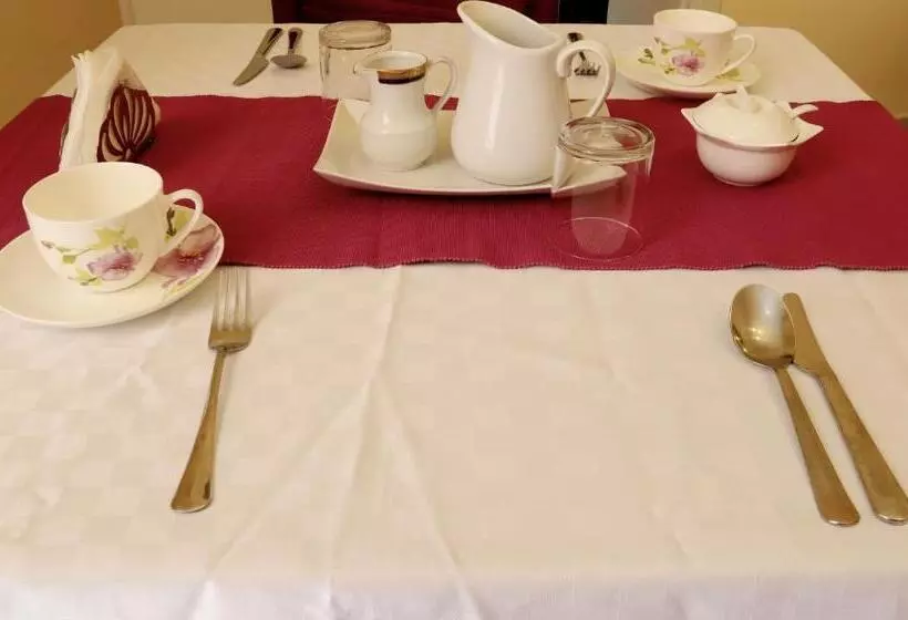 تختخواب و صبحانه Night & Day