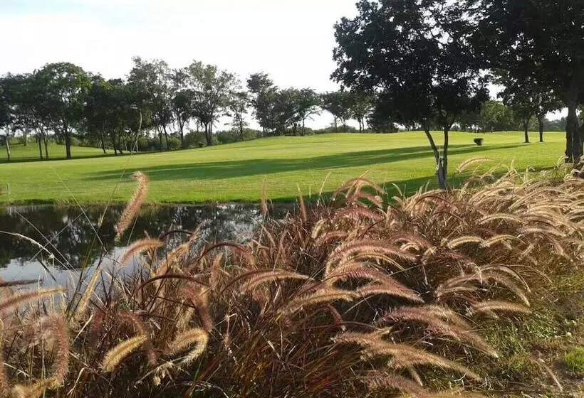 호텔 Uniland Golf & Resort