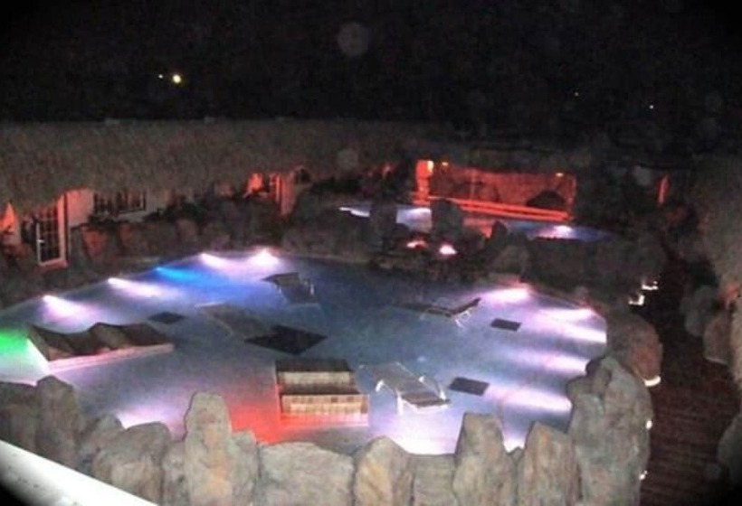 تختخواب و صبحانه Driftwood Gardens