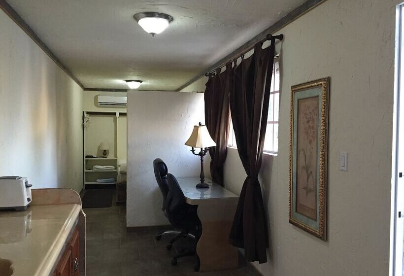 تختخواب و صبحانه Driftwood Gardens