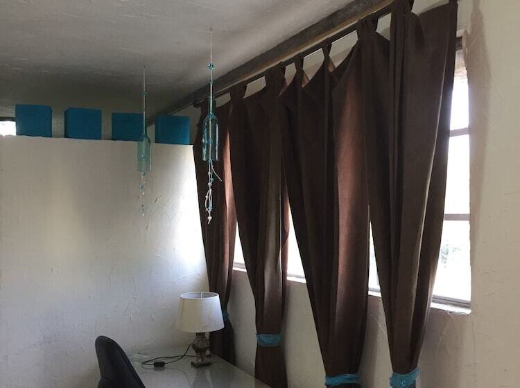 تختخواب و صبحانه Driftwood Gardens