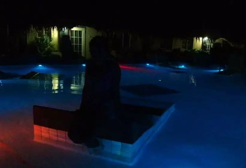 تختخواب و صبحانه Driftwood Gardens