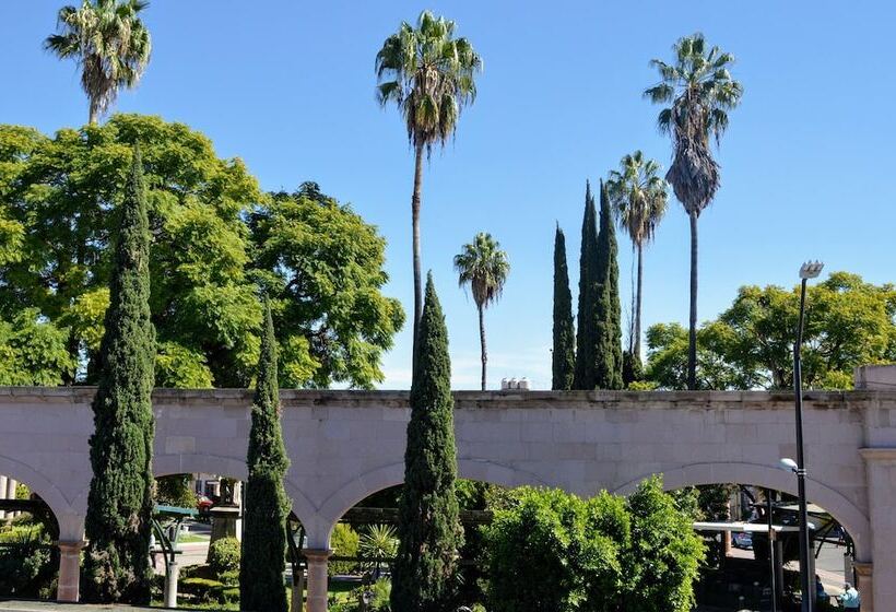 בית מלון כפרי Colonial