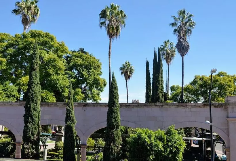 בית מלון כפרי Colonial