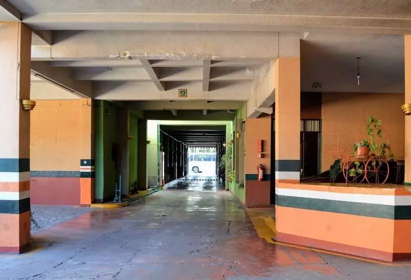 בית מלון כפרי Colonial