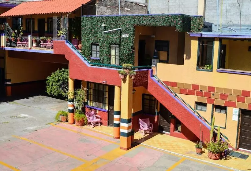 בית מלון כפרי Colonial