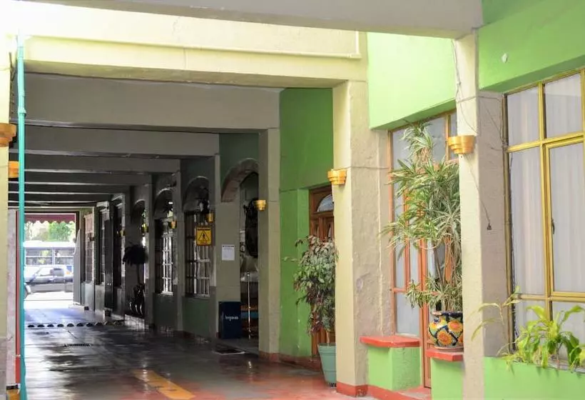 בית מלון כפרי Colonial