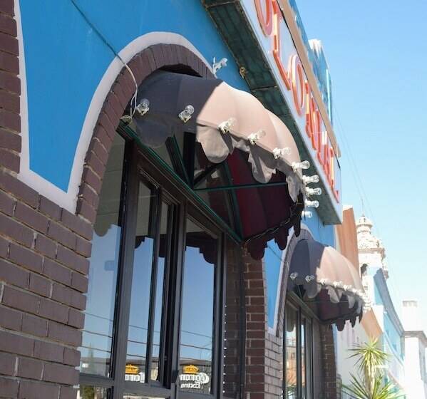 בית מלון כפרי Colonial