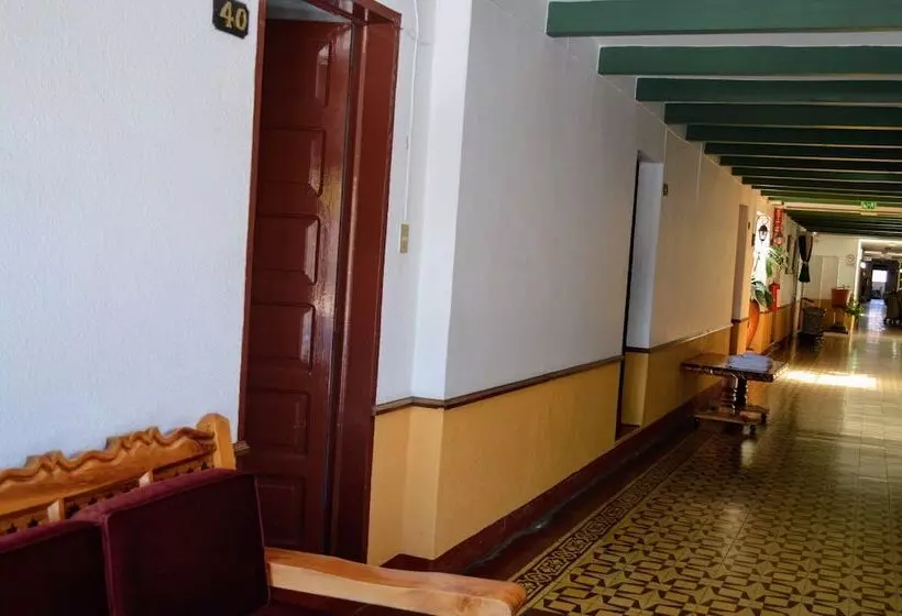 בית מלון כפרי Colonial