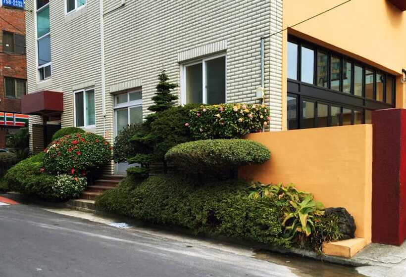 פנסיון Hostel Maro