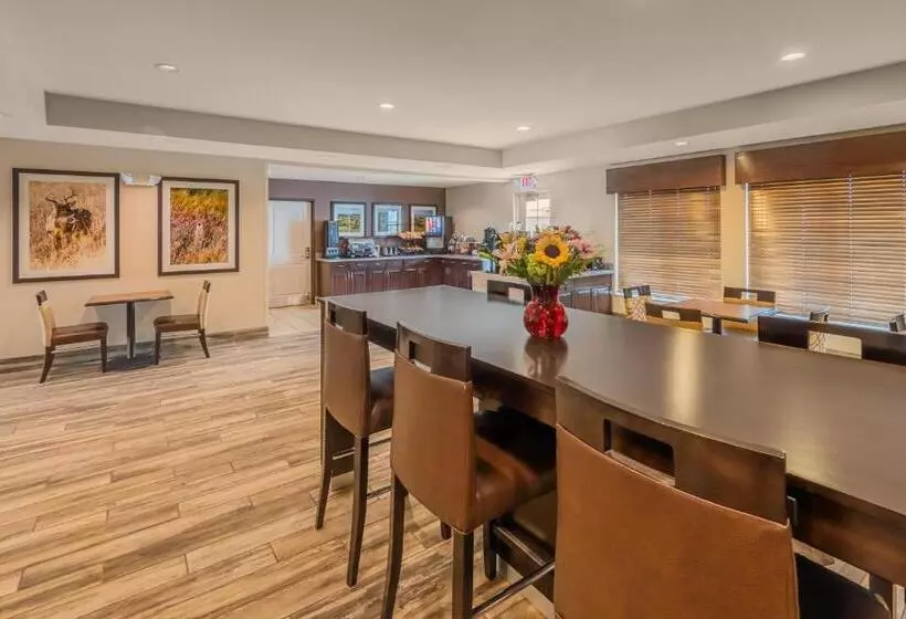 هتل Landmark Suites Williston