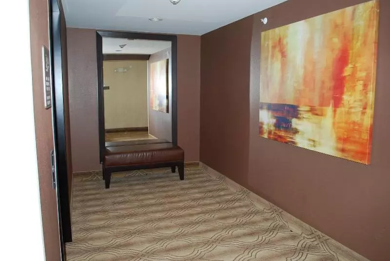 هتل Landmark Suites Williston