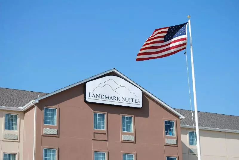 هتل Landmark Suites Williston